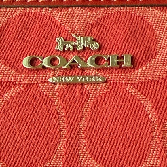❤️💘❤️ COACH CORNER ZIP WRISTLET IN SIGNATURE DENIM ❤️💘❤️ NWT ❤️💘❤️ - Picture 14 of 16